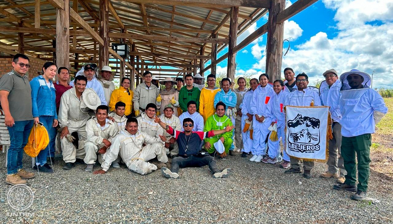 Jaén: Estudiantes de la UNTRM se capacitan en crianza sostenible de abejas reina para fortalecer la apicultura regional