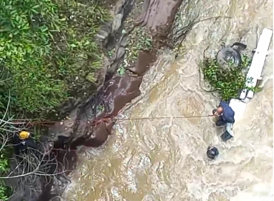 Valiente Intervención Policial Logra Rescatar a Hombre que Cayó al Río Utcubamba en Pedro Ruiz
