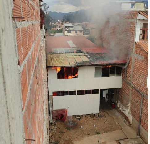 Incendio en el Jirón Cuarto Centenario Moviliza a Bomberos y Evita Tragedia Mayor
