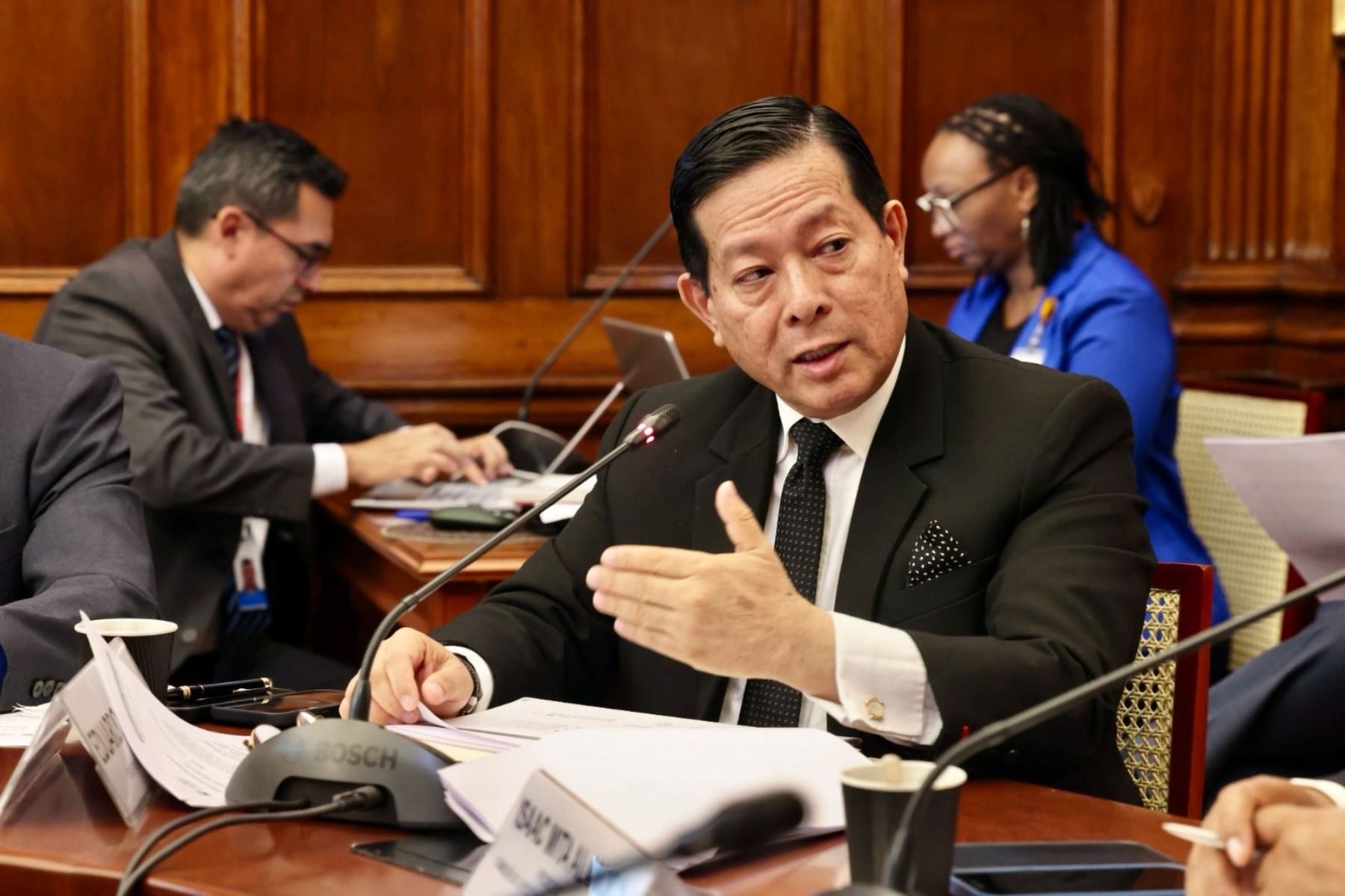 Ministro Arana anuncia que penales ya no tendrán señales externas de telefonía