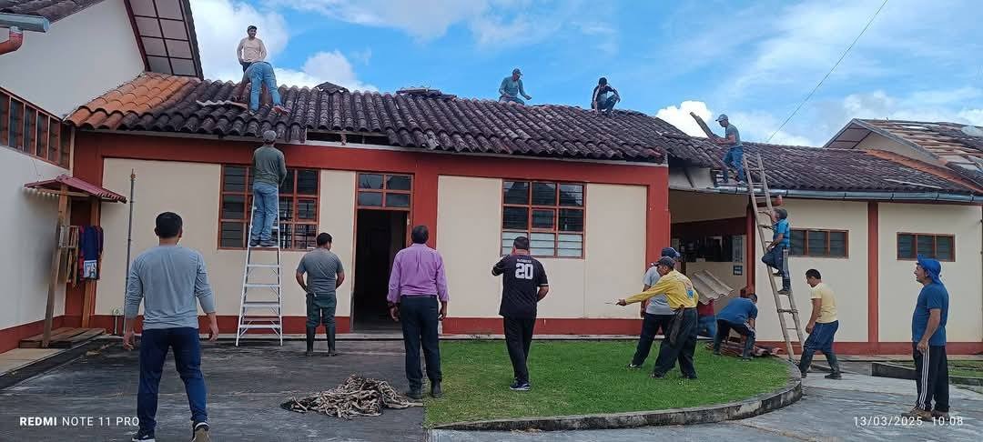 Rodríguez de Mendoza: Familia educativa de Huambo repara techo del Colegio San Miguel ante falta de respuesta de autoridades