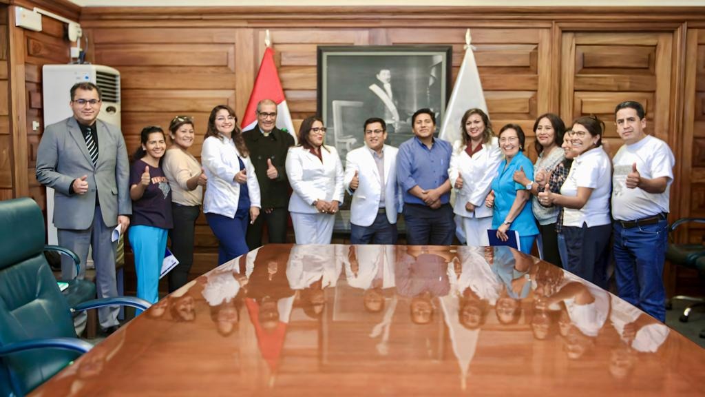 Gobierno peruano aprueba aumento salarial para profesionales de la salud
