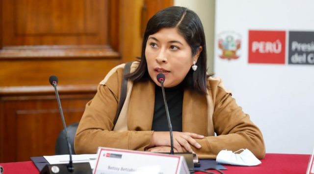 Ministra Betssy Chávez fue censurada por el parlamento