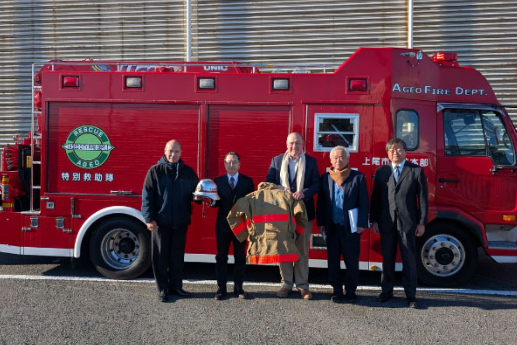 Embajada del Perú recibe cinco vehículos donados por Japón para los bomberos