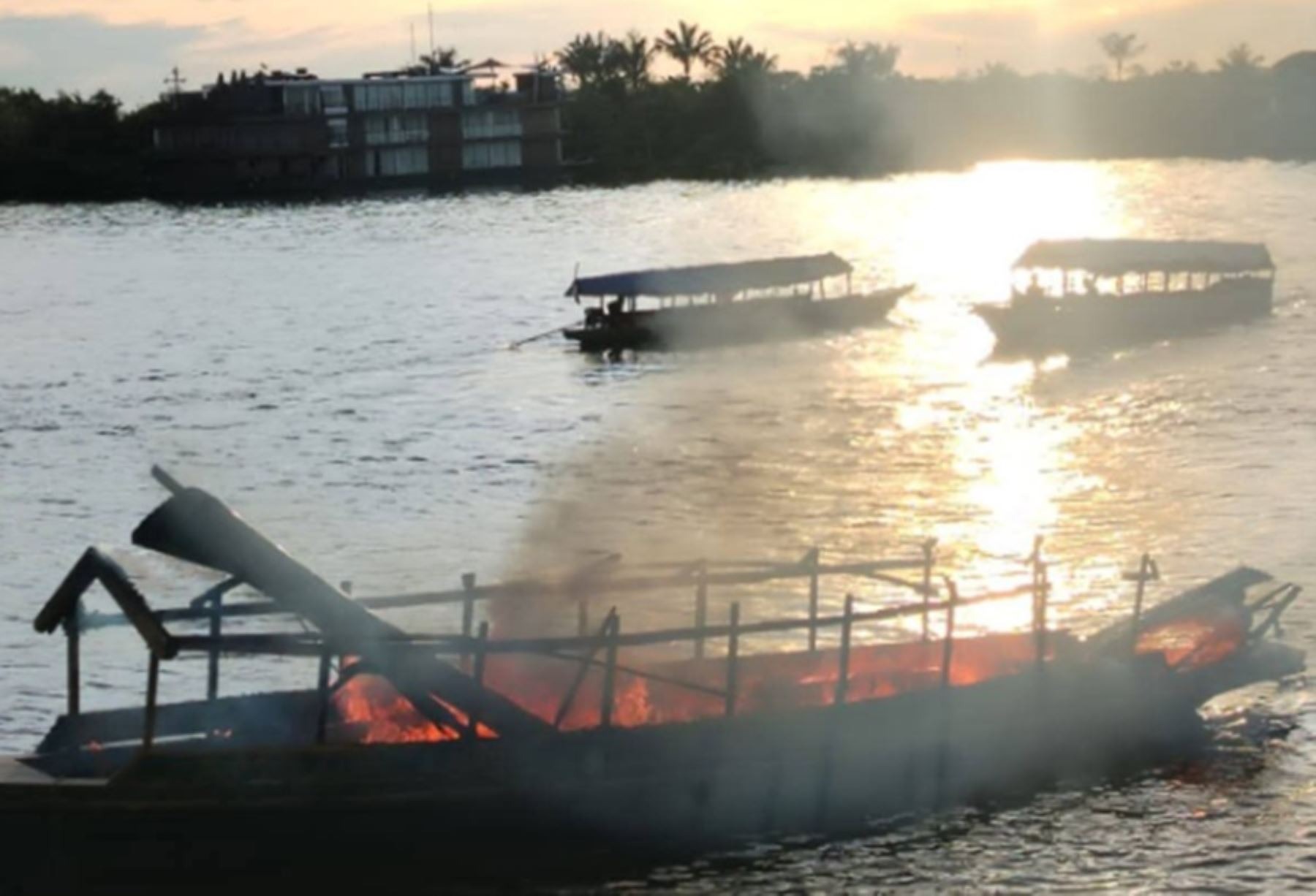 Emergencia en Iquitos: bote turístico se incendia en río Nanay y turistas salvan de morir