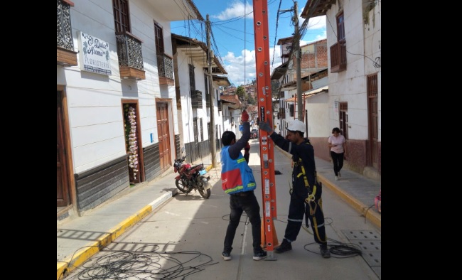 Chachapoyas: MPCH retira Cables en desuso en 12 cuadras para mejorar Seguridad Urbana