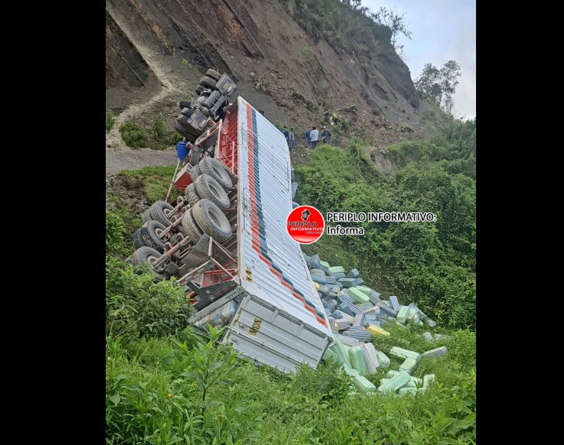 AMAZONAS: Bongará: Camión de Inveragro se vuelca en carretera Balsa Pata – Jumbilla por mal estado de vía