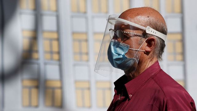 Ministro de Salud anuncia compra masiva de caretas faciales para sectores vulnerables y de escasos recursos