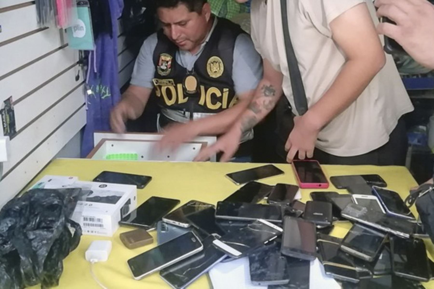Locales que se alquilen para venta de celulares robados serán incautados