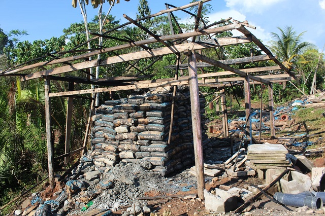En CC. NN de Tunduza pobladores destruyen y queman almacén de empresa que abandonó los trabajos de la obra de agua 