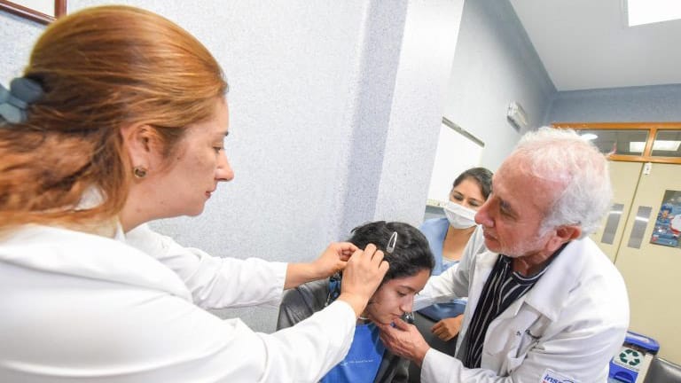 Adolescente de Piura inicia el 2024 con la alegrÃ­a de volver a oÃ­r tras implante coclear en el INSN San Borja