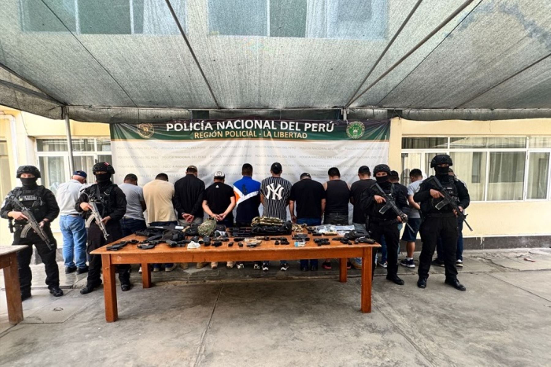 Trujillo: Policía Nacional detiene a 22 personas con armas y chalecos antibalas