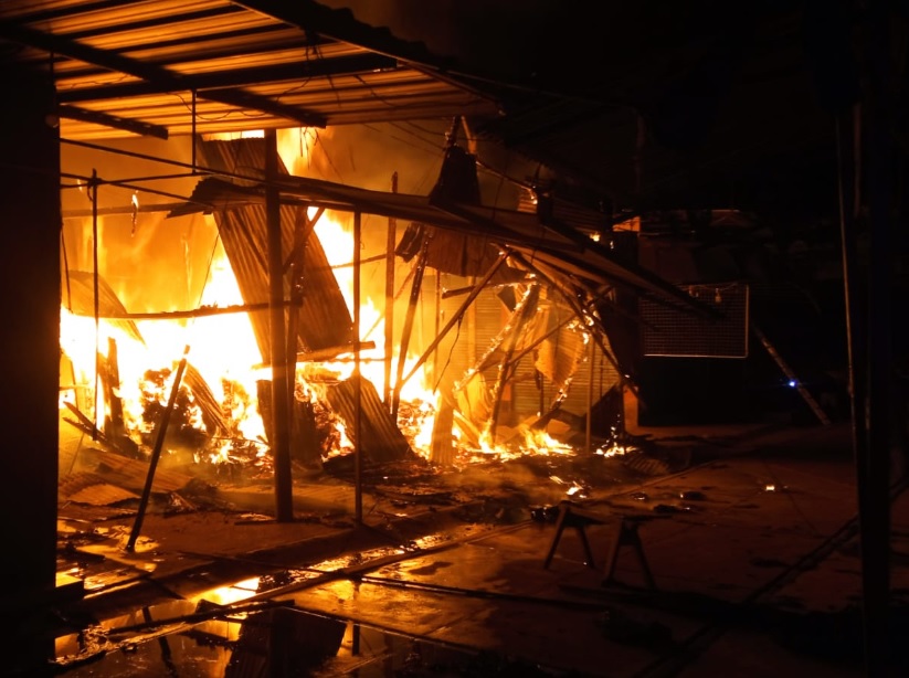 Bagua: Incendio en la parada municipal de Bagua desata operativo de emergencia