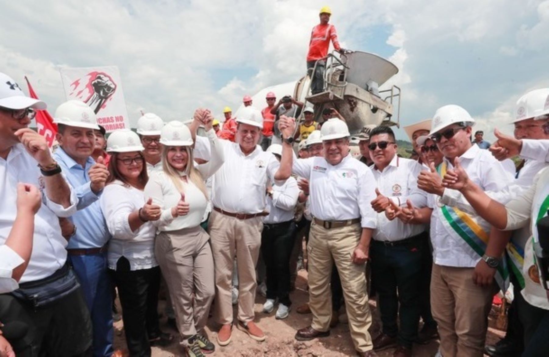 Adrianzén a comunidades nativas: «Estamos de su lado en la lucha contra la minería ilegal»