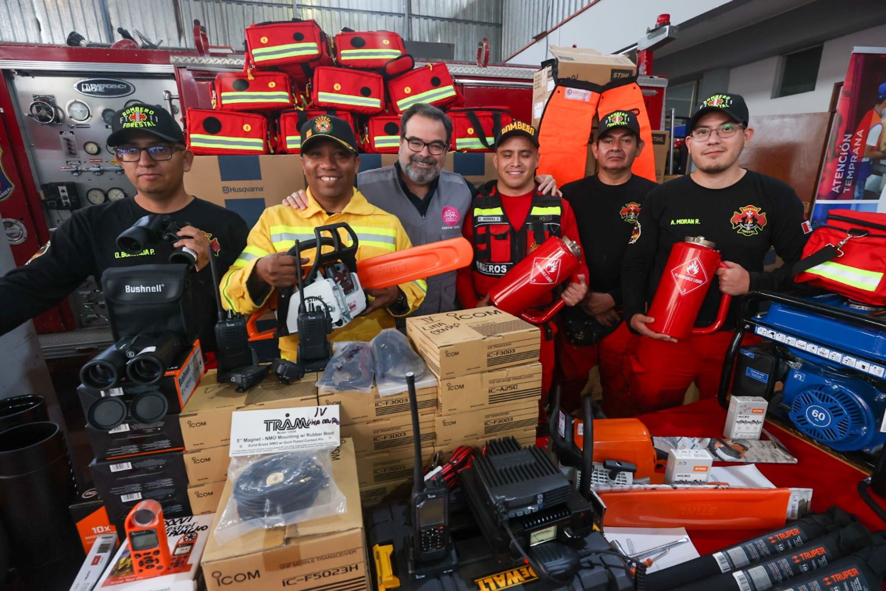 Bomberos reciben donación de equipos para incendios forestales 