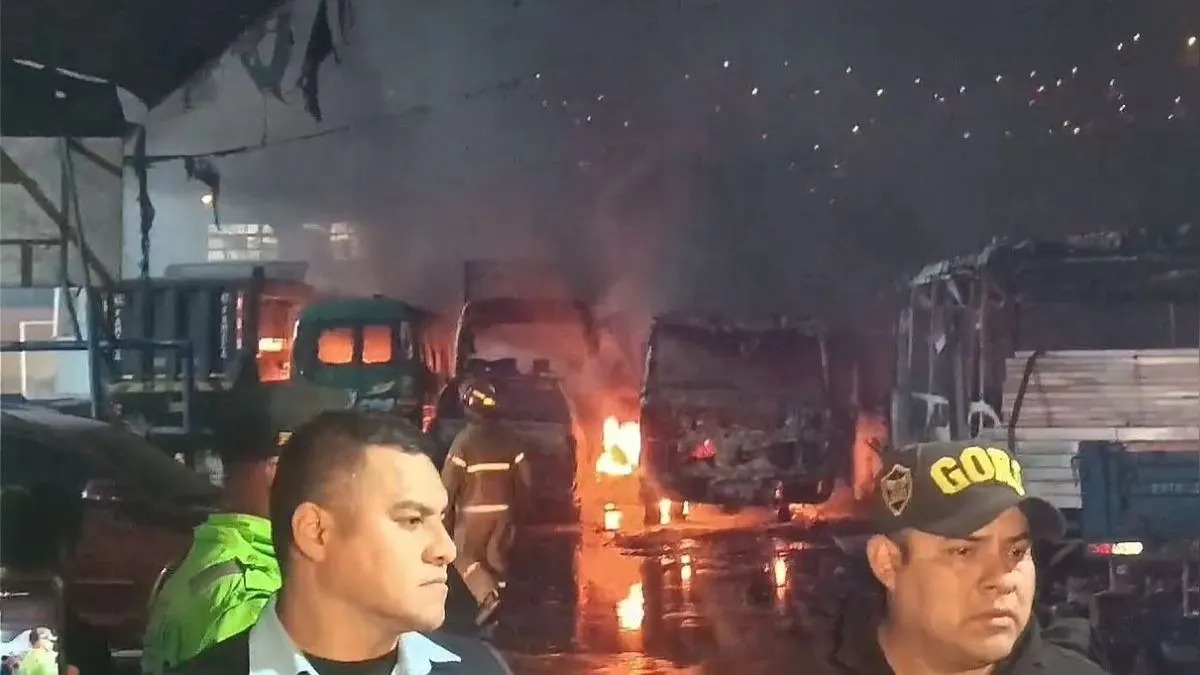 Independencia: incendio en una cochera consumió más de 25 vehículos, entre ellos unidades de transporte público