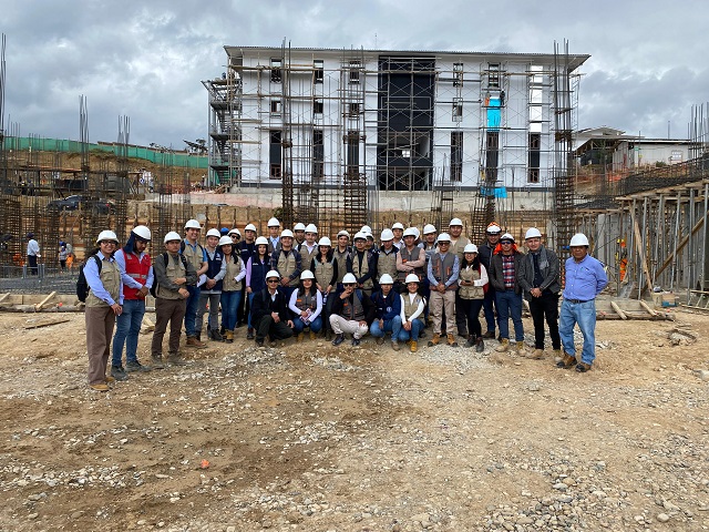 Estudiantes de Ingeniería Civil de la UNTRM fortalecen su formación en emblemática obra del campus universitario