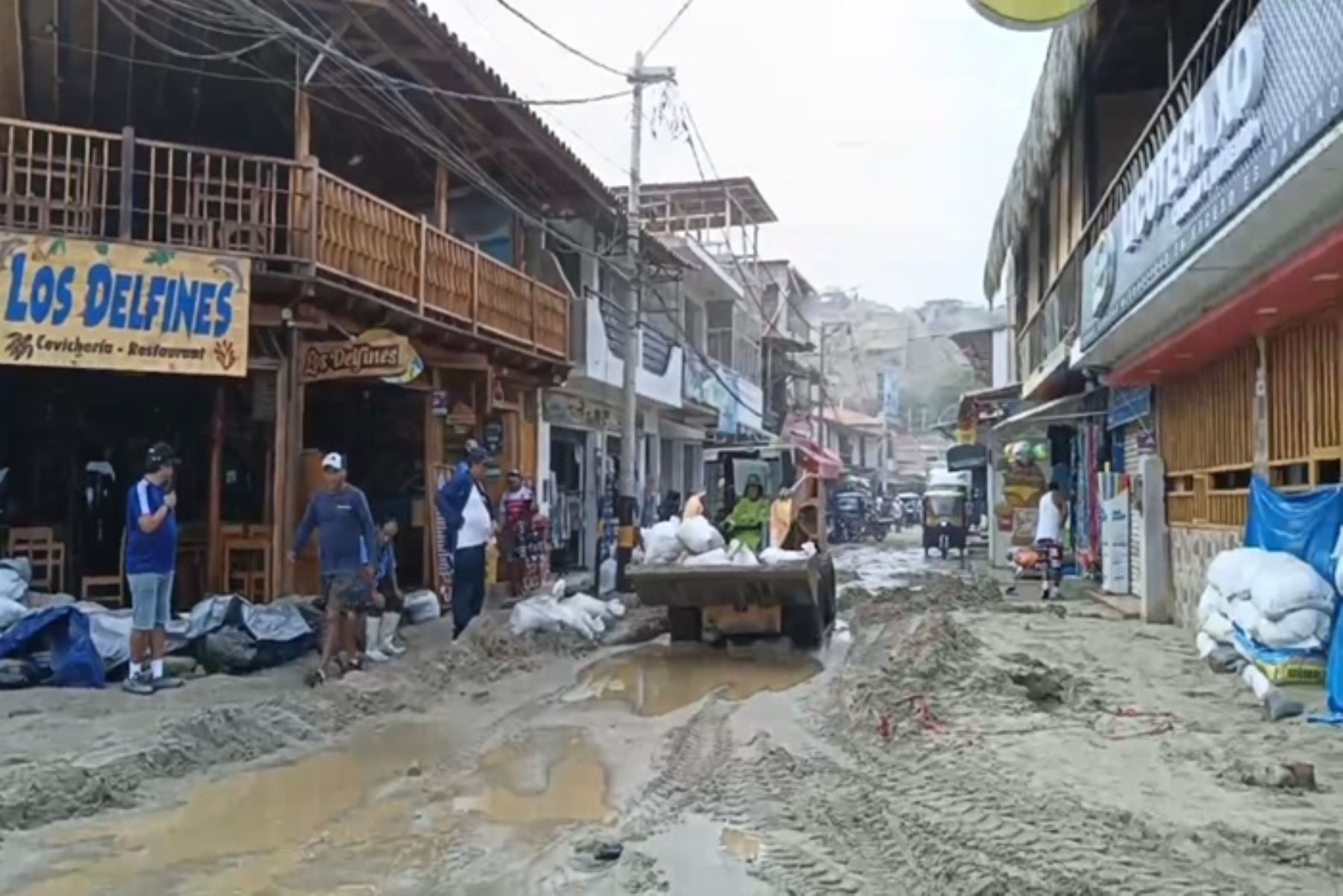 Piura: intensa jornada de limpieza en Máncora tras inundaciones causadas por oleaje