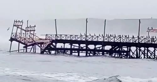 ¡Urgente, Trujillo! Colapsa parte del histórico muelle de Huanchaco