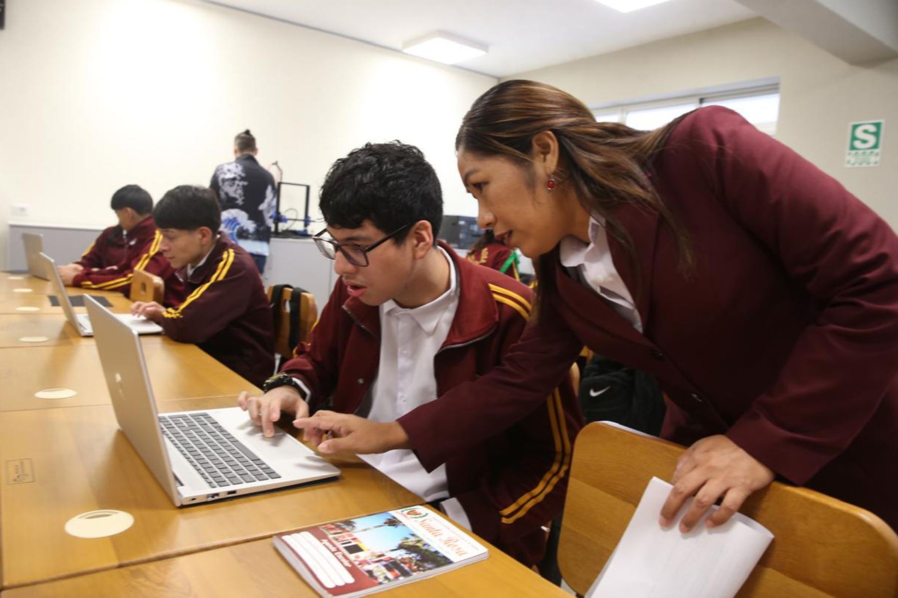 Otorgan nuevo plazo para que docentes de colegios privados subsanen obtención de título