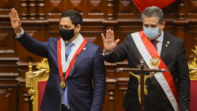 Al estilo PerÃº, juramentÃ³ el tercer presidente en un mismo periodo de gobierno