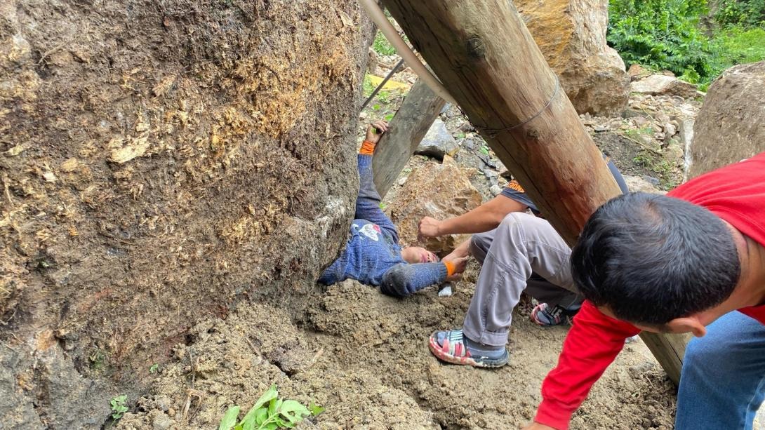 Amazonas: mujer sobrevive tras ser aplastada por enorme roca | VIDEO