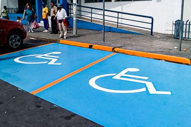 Plantean aumentar espacios en estacionamientos para personas con discapacidad y movilidad reducida