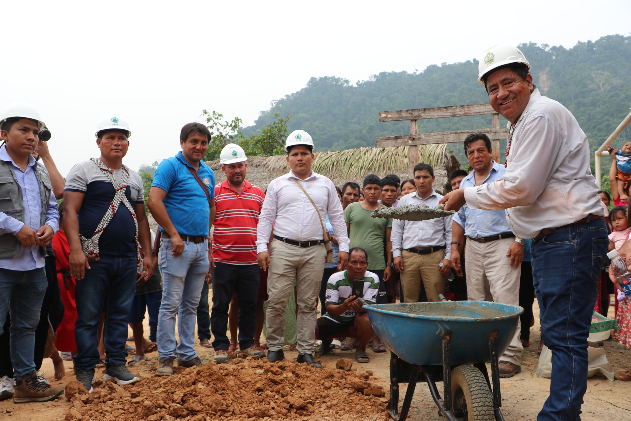 Gobernador Gilmer Horna Impulsa Desarrollo en El Cenepa con Proyecto de Saneamiento y Entrega de Embarcaciones para Manejo Forestal