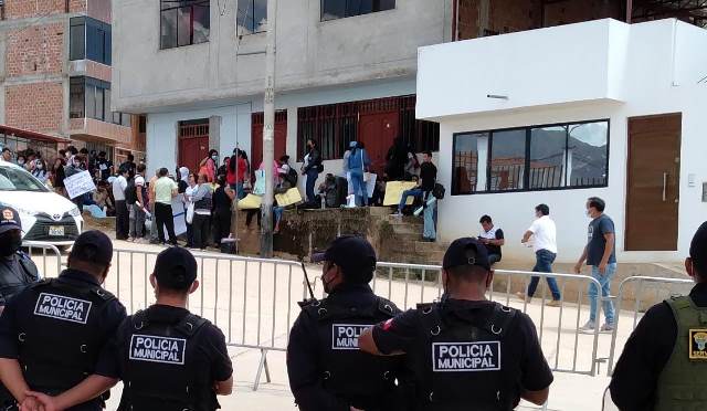 FREDIDU y ciudadanos de Utcubamba protestan en el frontis de la Expo Amazónica