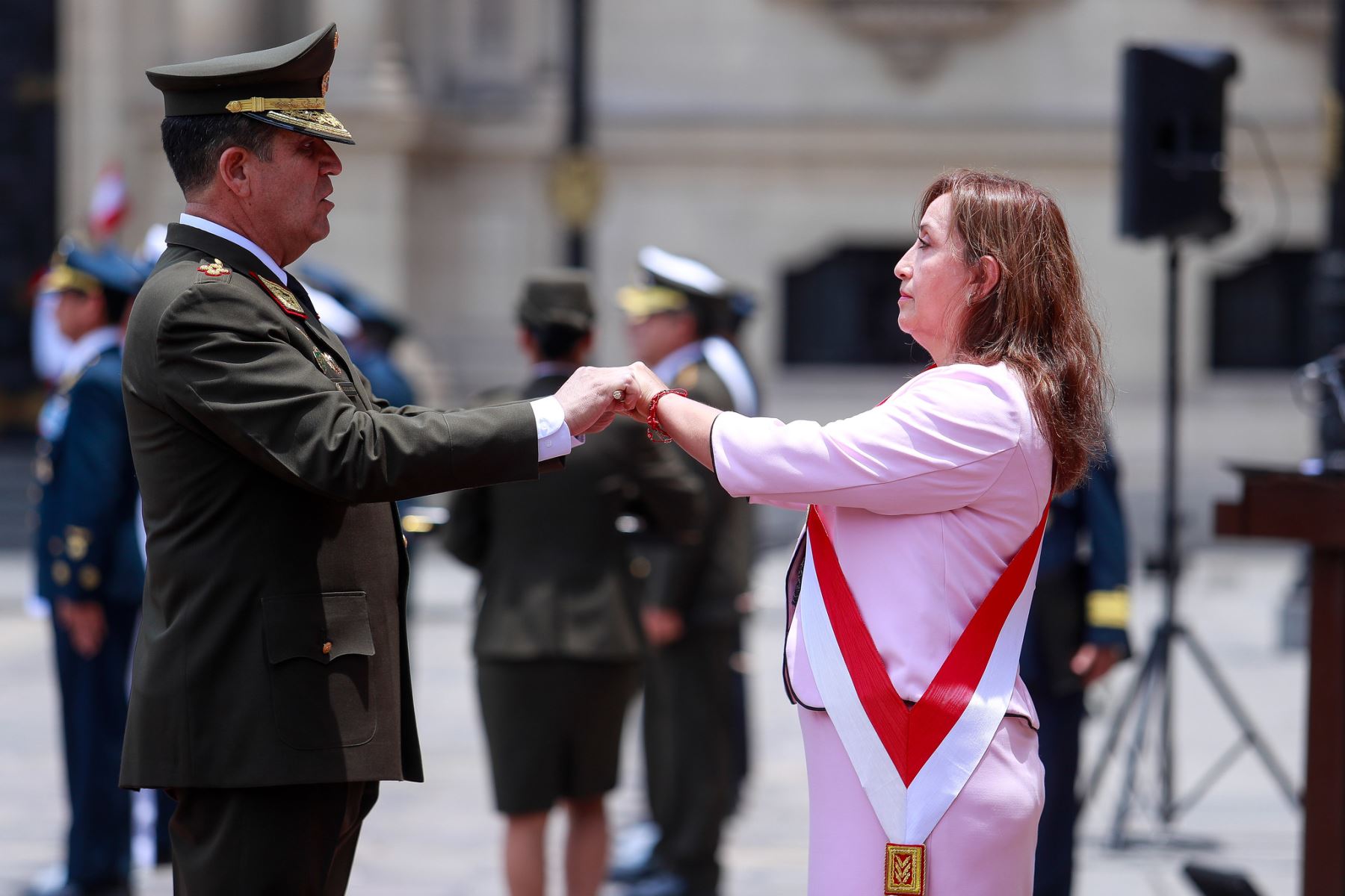 Presidenta Dina Boluarte recibe bastÃ³n de mando de FF.AA. y PNP
