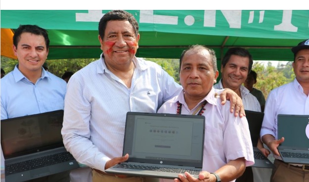 Gobernador Gilmer Horna impulsa la educación con entrega de laptops y pizarras interactivas en la región