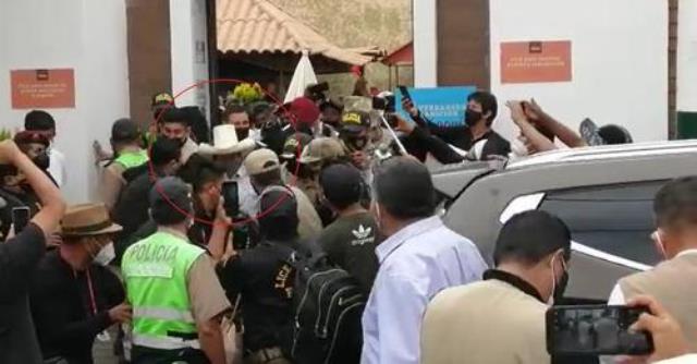 VIDEO | ArequipeÃ±os rodean restaurante donde el mandatario Pedro Castillo almorzaba para pedir a gritos Â«vacancia presidencialÂ»