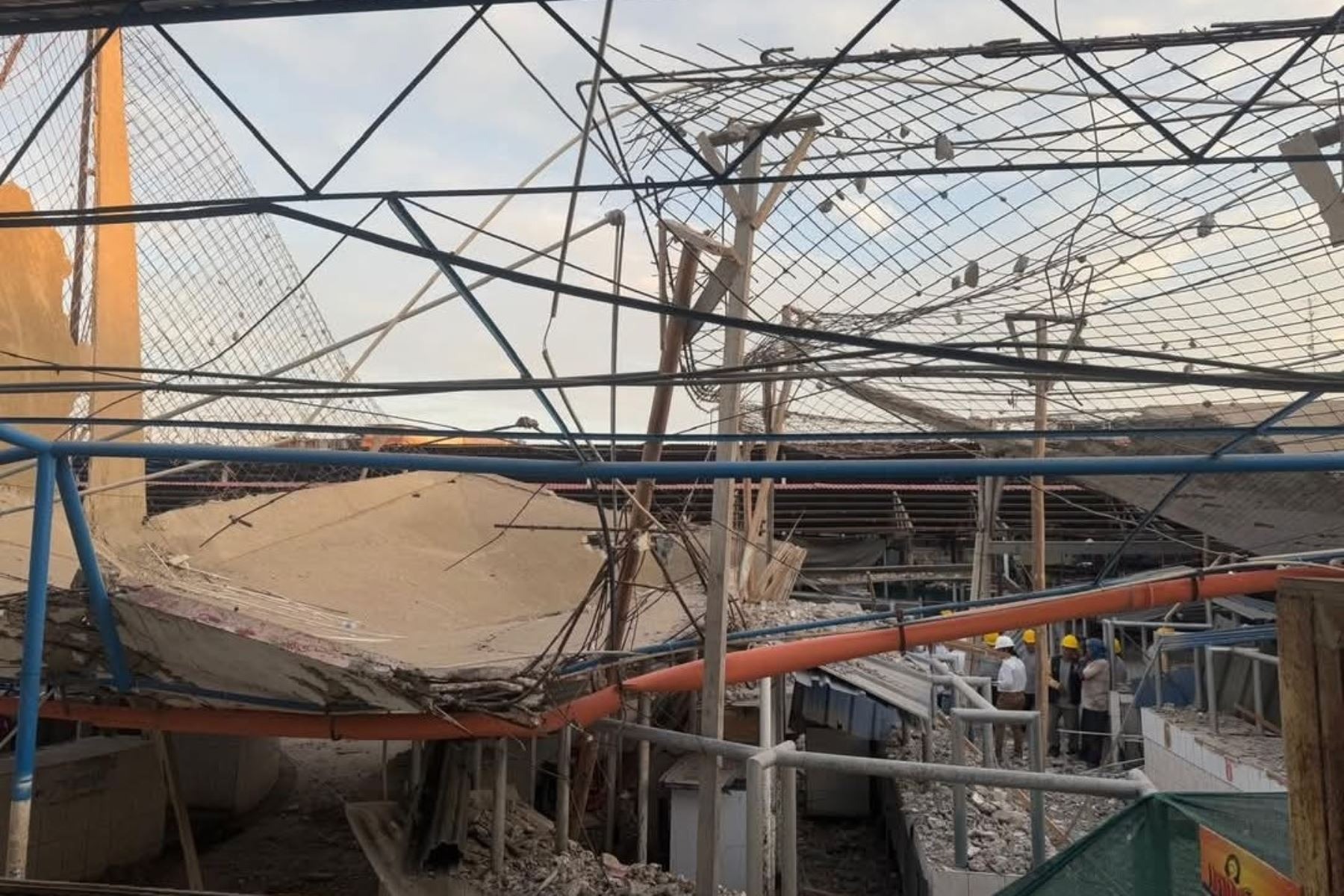 Chiclayo: colapsa parte del techo de mercado Modelo sin ocasionar daños personales