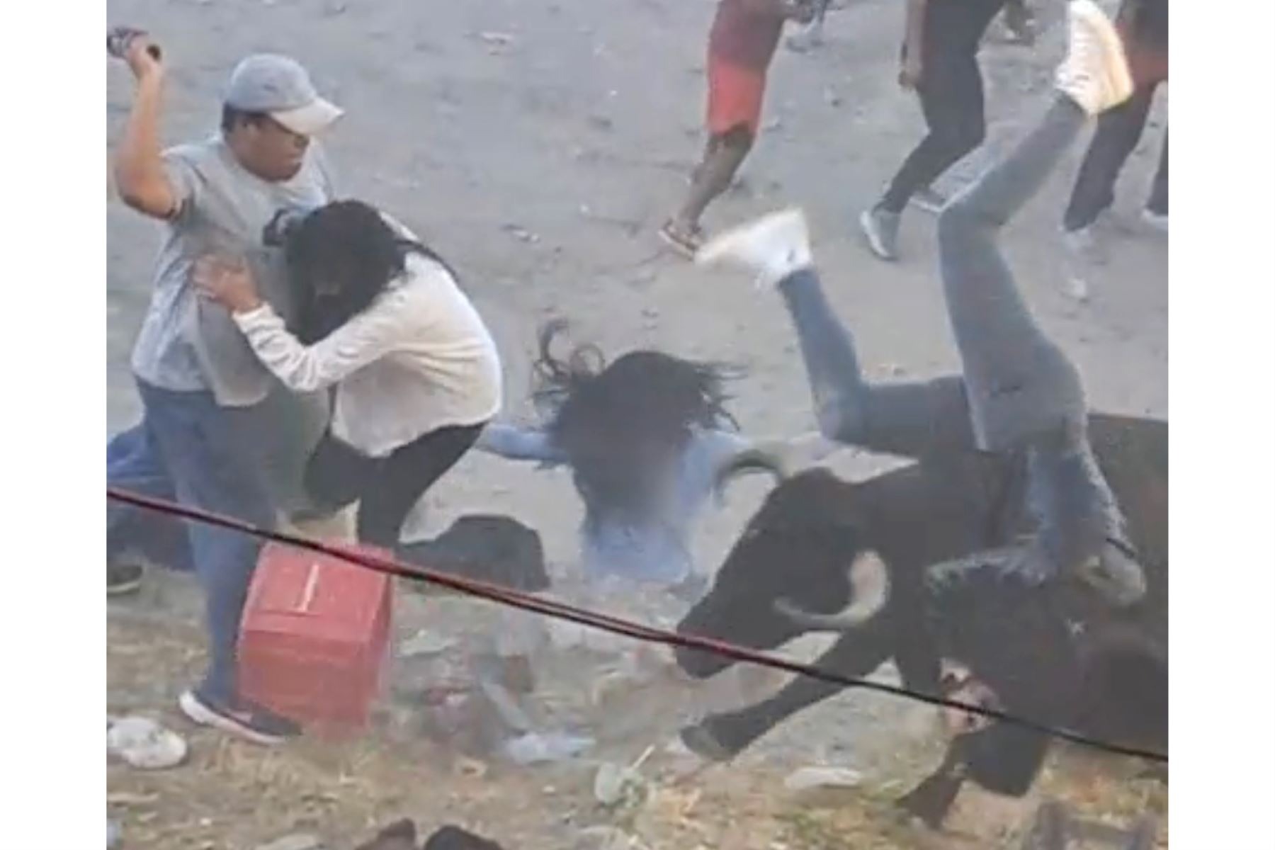 Ayacucho: toro se escapa de ruedo y embiste a los asistentes dejando diez personas heridas