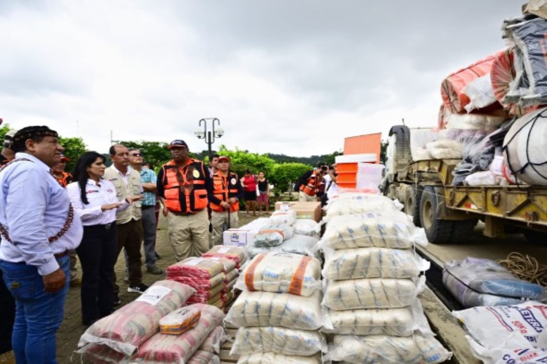 Ministra León coordina entrega de más de 70 t de ayuda humanitaria al Gore Amazonas