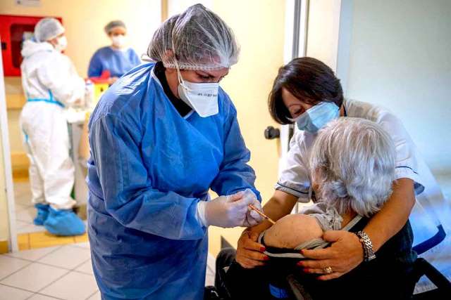 Inician censo para vacunar a adultos mayores en hospital Virgen de Fátima