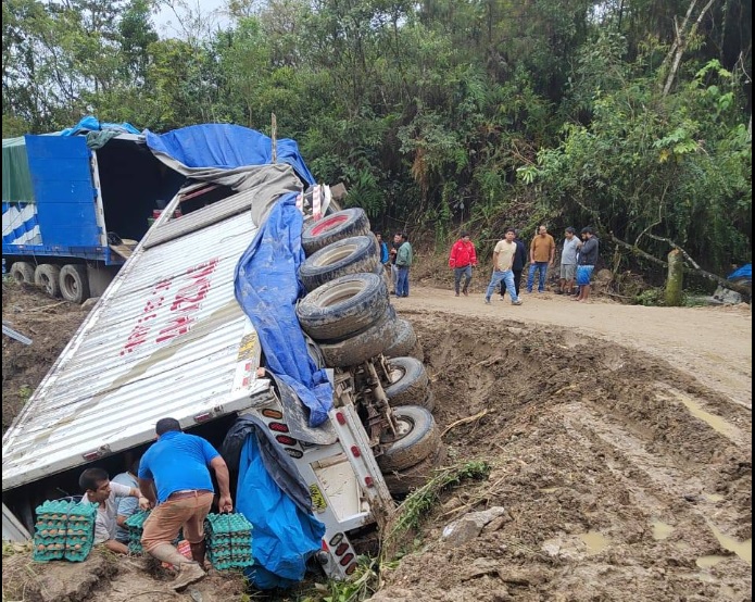 Camioneros Arriesgan sus Vidas en la Carretera Chachapoyas–Rodríguez de Mendoza por Falta de Mantenimiento