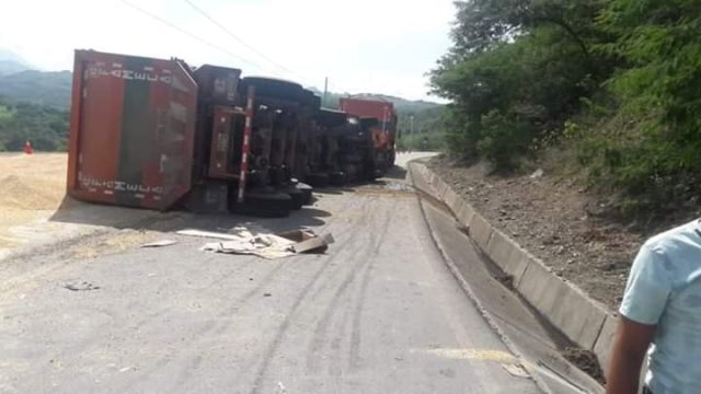Tras choque camión sufre aparatosa volcadura en la carretera Fernando Belaunde Terry