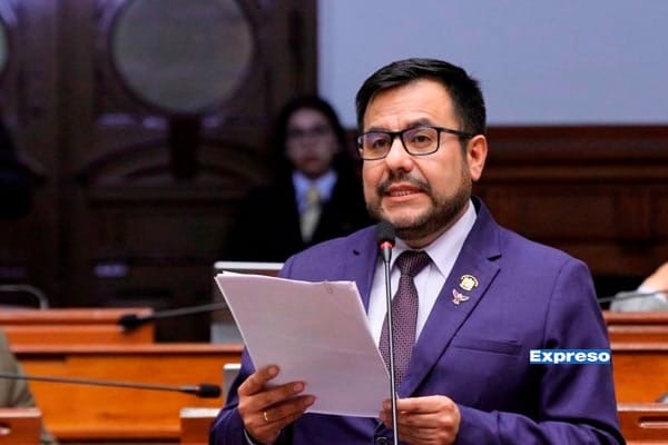 Carlos Zeballos denuncia videos «no apto para menores» en redes sociales de extrabajadoras del Parlamento