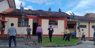 Rodríguez de Mendoza: Familia educativa de Huambo repara techo del Colegio San Miguel ante falta de respuesta de autoridades