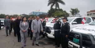 Mincetur entrega nuevo lote de camionetas a la policía de turismo para fortalecer seguridad de viajeros