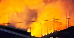 Barrios Altos: se reactiva el incendio en edificio que servía de almacén